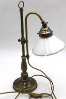Auktion 365<br>Tischlampe mit Messinggestell