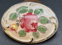 Auktion 365<br>ovale Porzellanbrosche "Schumann$, handgemalt,  berieben, 5x3,5 cm