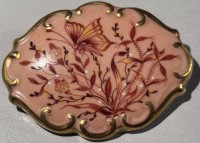 Auktion 365<br>ovale Porzellanbrosche "Schumann, handgemalt, sign. K.Häring, 5x3,5 cm