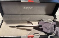 Auktion 365 / Los 16075 <br>Zippo  Kasten für Kugelschreiber, leider nur 1 orig. Zippo Mine und Hülle anbei