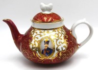 Auktion 365<br>PERSISCHER SHAH QAJAR ABBASI TEEKANNE,  Roozbeh, Goldstaffage und beidseitig Portrait, tw. handgemalt, H 13 cm