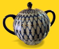 Auktion 365<br>gr. Zuckertopf"Lomonossov", blaues Netzgitter mit Gold, H-11 cm, B-17 cm