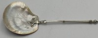 Auktion 365<br>Heber mit Perlmutt-Schale und versilb. Griff, L-23 cm