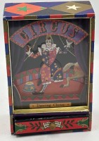 Auktion 365<br>Spieluhr "Dancing Clown", H-21 cm, Werk steht  Weihnachts-Spieluhr in Weckerform, Werk läuft, H-6 cm