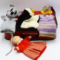 Auktion 365 / Los 12024 <br>kl. Koffer mit 4 Handpuppen, 2x Handarbeit, Koffer H-10 cm, 27x40 cm, gut erhalten