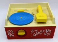 Auktion 365<br>Fisher Price Plattenspieler 1971, mit 4 Platten, ungepflegter Kellerfund, 20x23 cm