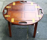 Auktion 365 / Los 14018 <br>kl. Tablett-Tischchen, Mahagoni mit Messingbeschlägen, H-50 cm, 45x35 cm