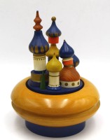Auktion 365 / Los 14532 <br>gr. Spieluhr, Russland, Holz-T&uuml;rme, Werk l&auml;uft, ein kl. Tannenbaum fehlt, einer lose anbei, H-20 cm