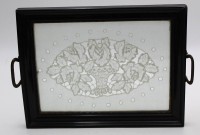 Auktion 365<br>kl. Tablett, Holz mit Messinggriffen, Glasboden mit  Lochstickerei, 22x29 cm