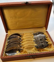 Auktion 366<br>6x Moccal&ouml;ffel in Kasten, Friesenmuster, versilbert, L-11 cm