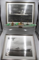 Auktion 366<br>2x Fotografien  von sogen. Bananendampfern sowie ein Modell, Fotos gerahmt/Glas, ca. RG 43 x 52cm, 45,5 x 58cm, Modell L-ca. 60cm