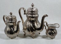 Auktion 366<br>Kaffeekanne, Portionskanne und Sahnek&auml;nnchen, Feinsilberauflagen, untersch. Manufakturen, Kaffeekanne ca. H-26,5cm