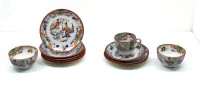 Auktion 366 / Los 9004 <br>11x Serviceteile, Regout, Petrus. Maastricht 1836 - 1899, Timor, bedruckt, von Hand ausgemalte Chinoiserien, 7 Unterteller, x Tassen, sowie Mokkatasse mit U.T., Altersspuren, Tassen H-5-6cm