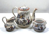 Auktion 366<br>Teekern, Regout, Petrus. Maastricht 1836 - 1899, Timor, bedruckt, von Hand ausgemalte Chinoiserien, Altersspuren, Zuckerdose ohne Deckel, Kanne ca. H-18,5cm