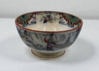 Auktion 366 / Los 9007 <br>gr. Fussschale, Regout, Petrus. Maastricht 1836 - 1899, Timor, bedruckt, von Hand ausgemalte Chinoiserien, Altersspuren, Altrissig, ca. H-10,5cm D-20cm