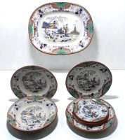 Auktion 366 / Los 9010 <br>10x Speiseserviceteile, Regout, Petrus. Maastricht 1836 - 1899, Timor, bedruckt, von Hand ausgemalte Chinoiserien, Altersspuren, Platte, 3x tiefe Teller, 2x flache Teller und 4 Beilagenteller