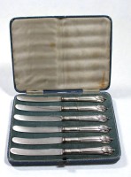 Auktion 366<br>6x Obstmesser in Kasten, um 1920, Silbergriffe (gepr.), in Kasten, L-17,5cm