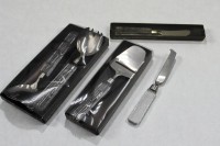 Auktion 366<br>Slatabesteck, Käsehobel Butter und Käsemesser, EDelsthal Glasgriffe, Lindshammar, Design Christer Sjögren, Salatbesteck L-23cm