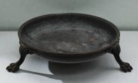 Auktion 366<br>Bronzeschale auf 3 F&uuml;ssen, &auml;lter, ungedeutete Marke, R&auml;ucherschale ?, ca. H-4cm D-15cm
