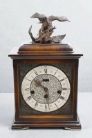 Auktion 366<br>Tischuhr, Kienzle, wohl 50/60er Jahre, paar kämpfende Raubvögel (Bronze) als Bekrönung diese nachträglich montiert, Schlüsselwerk läuft, Schlüssel anbei, H-35,5cm B-21cm T-ca. 14cm