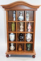 Auktion 366<br>Wandregal mit 12 Miniatur-Vasen, China, neuzeitl., Regal ca. H-48,5cm B-33,5cm, V&auml;schen ca. 8-9cm