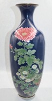 Auktion 366<br>hohe Cloisonné-Vase, Japan, Meji-Zeit, Blumen auf blauem Grund, leider Emaille 3x bestossen, ca. H-45cm