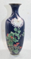 Auktion 366<br>hohe Cloisonn&eacute;-Vase, Japan, Meji-Zeit, Blumen auf blauem Grund, gute Erhaltung, ca. H-45cm