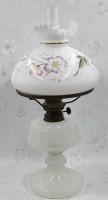 Auktion 366<br>schöne Petroleumlampe um 1900, Korpus opakes Milchglas, Schirm weißes Glas mit floraler Bemalung, sehr gute Erhaltung, ca. H-46,5cm