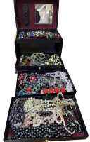 Auktion 366<br>gr. Schmuckkoffer voller Modeschmuck, 15x24x15 cm, Ketten, Ringe  Broschen etc.