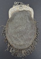 Auktion 366<br>Damenhandtasche mit massiven Silberb&uuml;gel, div. ungedeutete Punzen, B&uuml;gel ca. 170 gr., gesamt, ca. 240 gr, Stoff eingerissen