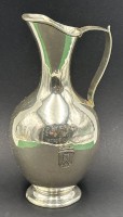Auktion 366<br>gr. plated Weinkanne "BWSK" Handarbeit, Ehrenpreis der Stadt Cuxhaven 1957, wohl Reitpreis, H-24 cm, R&uuml;ckseitig 2 Dellen, 243 gr.
