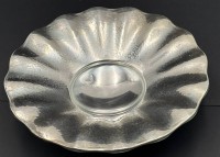 Auktion 366<br>gr. Art Deko Schale, plated, auf drei Kugelf&uuml;sschen, H-6 cm,  26 cm, Hammerschlagdekor, guter Zustand