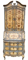 Auktion 366 / Los 14001 <br>italienischer Barock-Sekret&auml;r, B&uuml;cherschrank, Blumenmalerei, Holz seitlich mit Spannungsriss, Alters-und Gebrauchsspuren,, H-215 cm, B-80 cm, T-unten 48 cm