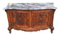 Auktion 366<br>Louis XV Nussbaum Anrichte, Frankreich, wohl Provence, reich verziert, mit gr. geschweifter Marmorplatte, wohl Ende 19.Jhd., kl. Abplatzer etc., H-75 cm, 125x56 cm