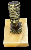 Auktion 366 / Los 15005 <br>Bronze Nofretete Kopf auf Steinsockel, H-11 cm