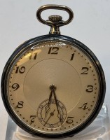 Auktion 366<br>Silber-Taschenuhr um 1915, Schweizer Werk mit seltenen in Tula gefertigten Deckel mit Gold/Silber revidiert."Fussballer" 15 Rubis, gut erhalten, Werk läuft, D-4,5 cm, ungeputzt (wohl von Elgin, anlässlich Olympiade 1912 in Stockholm?)
