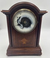 Auktion 366 / Los 2034 <br>Buffetuhr in Holzgehäuse, Pendelwerk läuft, emaill. Ziffernblatt beschädigt, H-33 cm, B-22 cm