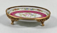Auktion 366<br>kl. ovale Schale, Paris, Blumenbemalung und Metallmontur, ca. H-3,2cm B-12,5cm