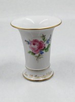 Auktion 366<br>kl. Kratervase, Meissen, Schwertermarke, 1. Wahl, rote Rose, am Stand Widmung "Zum 40. Dienstjubil&auml;um", H-ca.14cm