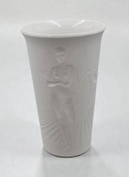 Auktion 366<br>KPM Berlin  Porzellanvase, Erntebecher, Biskuitporzellan, Wandung umlaufend mit Reliefdarstellung, Entw. Siegmund Schütz, 1x Schleifstrich, ca. H-22cm