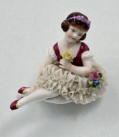 Auktion 366 / Los 8024 <br>kl. sitzendes M&auml;dchen in Spitzenkleid, ungedeutete Blaumarke, min. Chips, ca. H-7cm