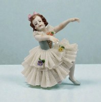 Auktion 366<br>Tänzerin in Spitzenkleid, Aelteste Volkstedt, Kleid 1x bestossen, ca. H-9cm