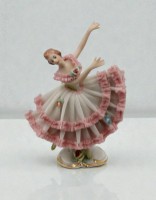Auktion 366<br>Tänzerin in Spitzenkleid, Wessel Frankenthal, Kleid mit kl. Bestossungen, ca. H-13,5cm