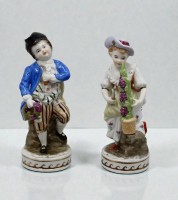 Auktion 366<br>Figurenpaar mit Trauben, Winzerfiguren, bemalt, wohl Sitzendorf, ca. H-16cm