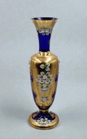 Auktion 366<br>blaue Vase mit aufwendiger Emaillemalerei, wohl Böhmen, oberer Rand mit Chip, ca. H-31,5cm