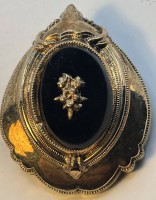 Auktion 366<br>Biedermeier-Schaumgold-Brosche bzw. Anhänger, schwarzer Lagenstein, 4x3 cm, guter Zustand, 11,7 gr