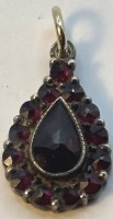 Auktion 366<br>kl. Silber-Granatanhänger, H-2,5 cm, 1,5 gr.