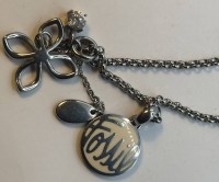 Auktion 366 / Los 1021 <br>Halskette mit 2 Anh&auml;nger "Fossil" versilbert