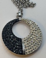 Auktion 366 / Los 1022 <br>Halskette, Silber-925- mit grossen Anh&auml;nger, klare/schwarze Steine, L-60 cm, Anh&auml;nger D-4,5 cm, 18,4 gr.