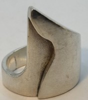 Auktion 366 / Los 1023 <br>massiver Silber-925- Designerring, wohl Lapponia?, undeutlich gemarkt, RG 59, 22,6 gr